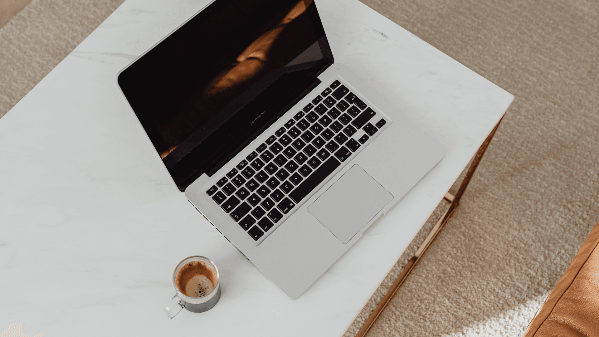 Analista revisando métricas técnicas de una web en un ordenador